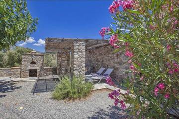 Gîte pour 4 personnes, avec terrasse ainsi que vue et jardin à Moltifao