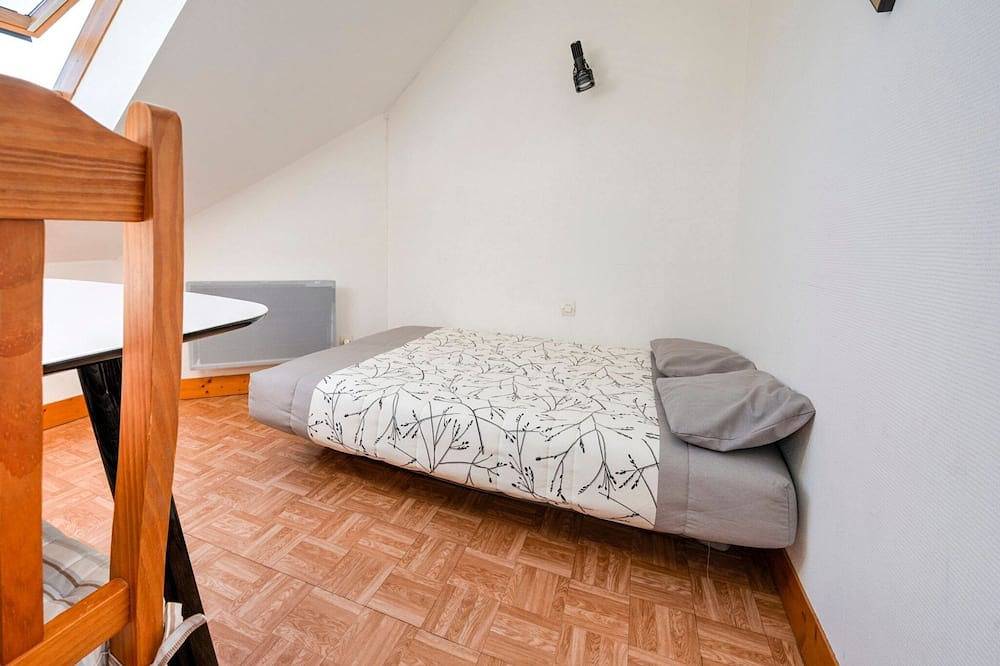 Entire apartment, Apartment in Saint-Rémy near Lake in Notre-Dame-de-Bonne-Nouvelle, Caen region