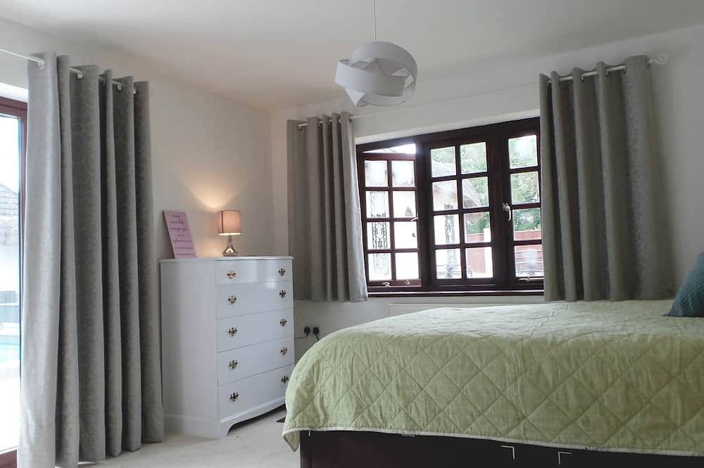 Luxury villa for 22 people with pool, jacuzzi, large garden and private pub! in Dorset