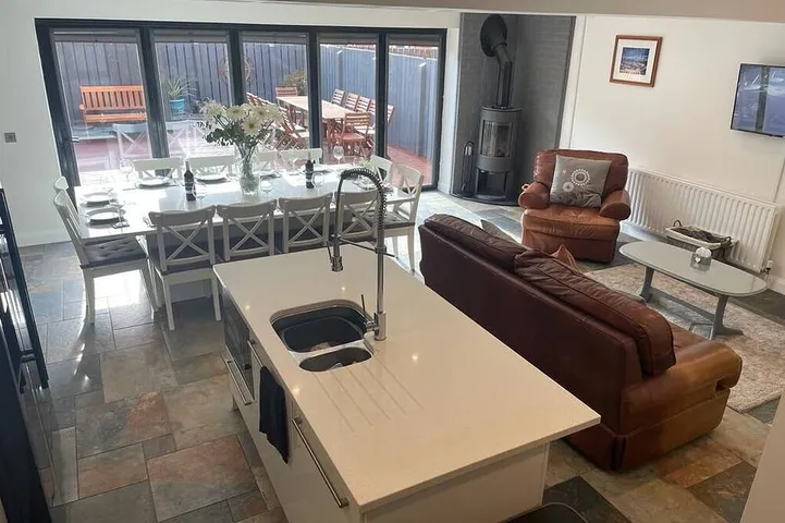 The Glynn, Portrush. Deluxe holiday home, 8 beds 12 guests 5 bedrooms. in Portrush, County Antrim