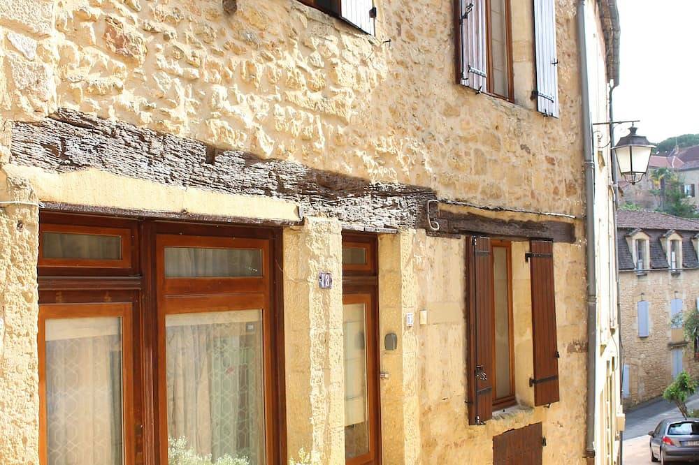 Heart of medieval beau village Belves- townhouse with terrace and garden. in Belvès, Périgord Noir