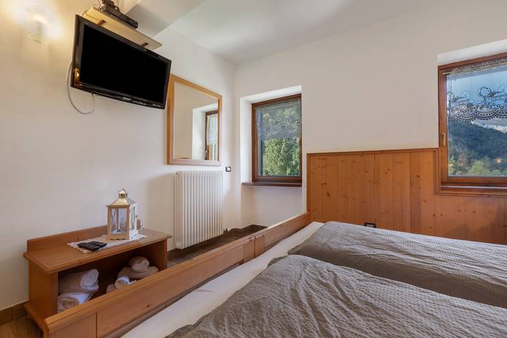 Entire apartment, Apartment 'Con La Testa Fra Le Nuvole' with Mountain View, Shared Terrace and Wi-Fi in Ala, Trentino