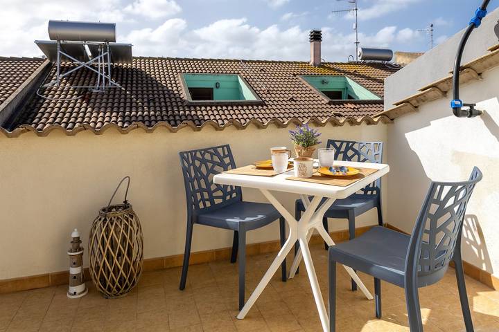 Appartamento intero, Camera 'L'Angolo- Camera 4 con terrazza in comune, Wi-Fi e aria condizionata in Porto Torres, Provincia di Sassari