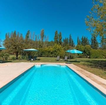 Location de vacances pour 4 personnes, avec piscine ainsi que vue et jardin, animaux acceptés à Roussillon