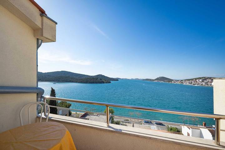 Ferienwohnung für 3 Personen, mit Balkon und Garten in Tisno