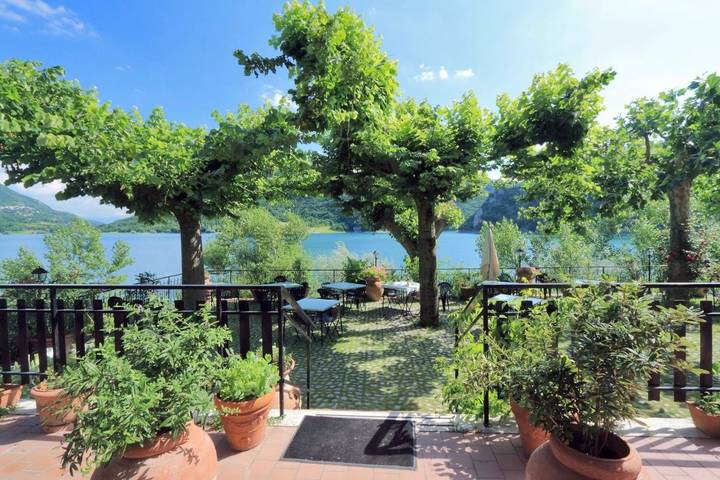 Hôtel pour 2 personnes, avec Balcon et Terrasse ainsi que Jardin et Vue sur le lac à Castel di Tora