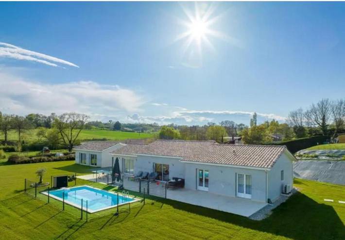 Location de vacances pour 7 personnes, avec Terrasse ainsi que Piscine et Vue à Cahuzac