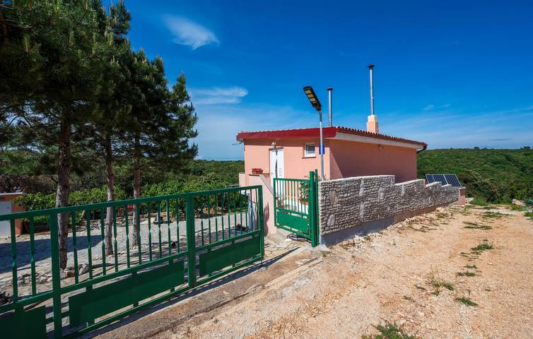 Ganze Ferienwohnung, Charmantes Apartment mit Terrasse, WLAN und Parkplatz – 1,5 km vom Strand entfernt in Marčana, Südküste Istrien