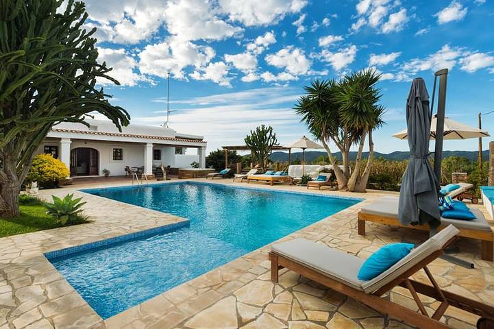 Agriturismo per 8 persone, con terrazza e giardino nonché idromassaggio in Sant Antoni de Portmany