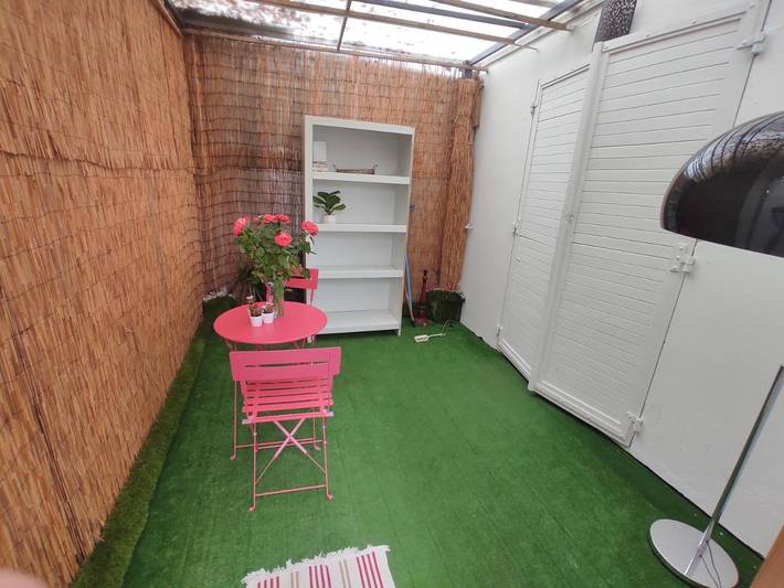Appartement de vacances pour 2 personnes, avec terrasse ainsi que jardin et piscine