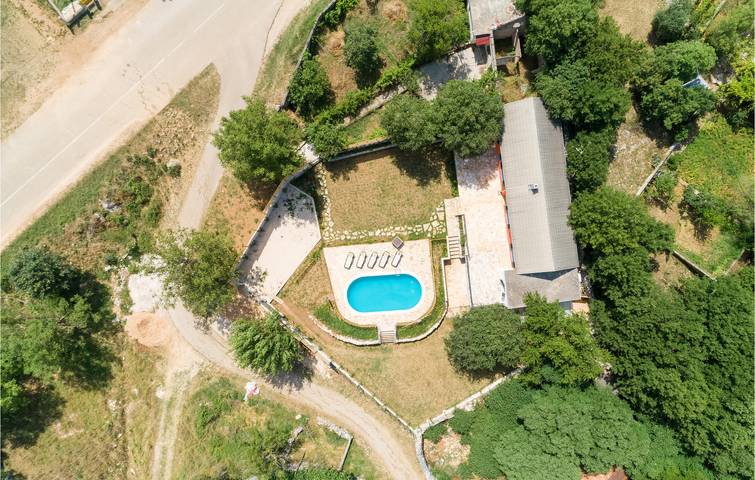 Ferienhaus für 8 Personen, mit Garten und Pool sowie Terrasse in Obrovac - 2