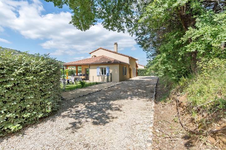 Villa pour 8 personnes, avec piscine ainsi que jardin et balcon à Vallon-Pont-d'Arc