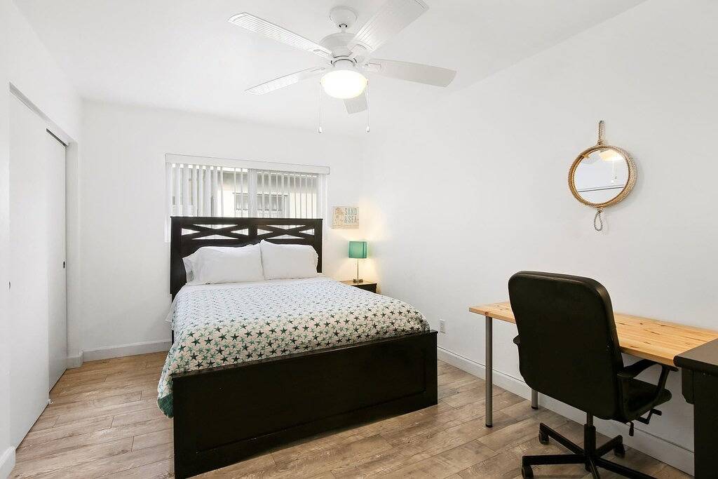 Beach Rental for 7 Guests in Balboa Peninsula, Orange County