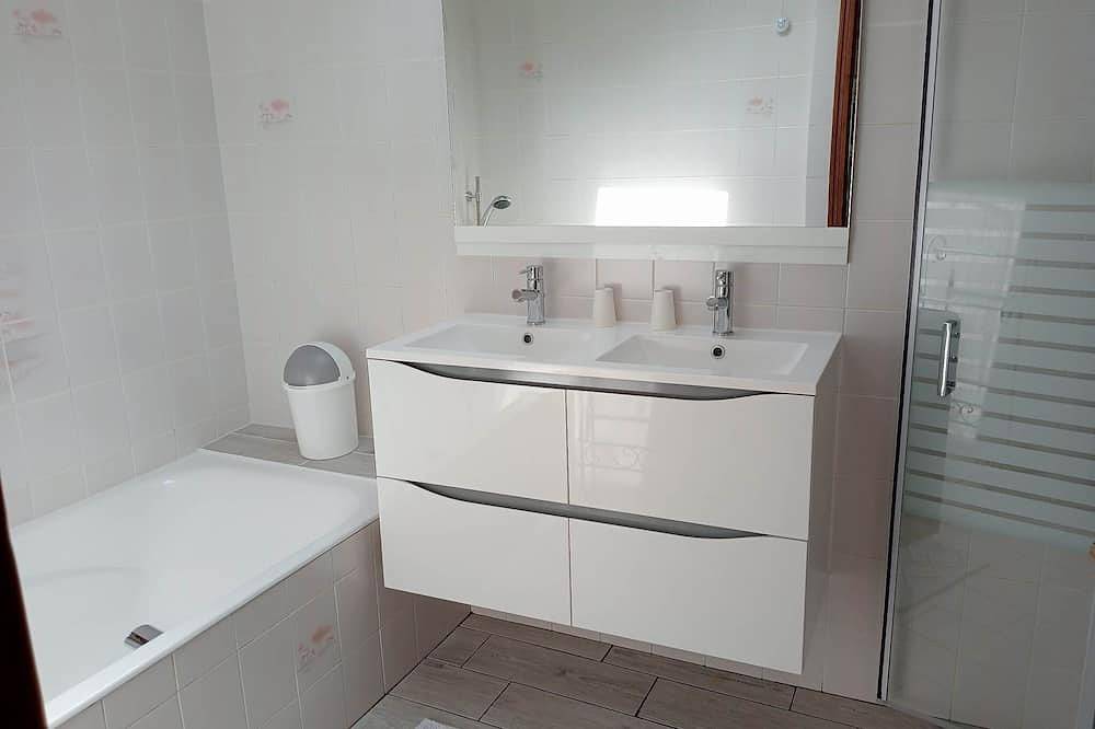 Pequeña y encantadora casa de campo La Maison Du Bonheur in Mégrit, Región de Dinan