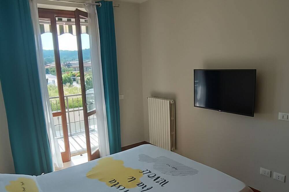 Ganze Wohnung, A 10-minute walk from Lake Garda, quiet area, a playground 80 m in Puegnago sul Garda, Gardasee-Berge
