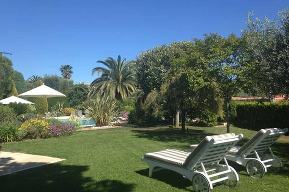 Entire apartment, Appartment of charm in a villa of standing with swimming pool in Grasse, Cannes region
