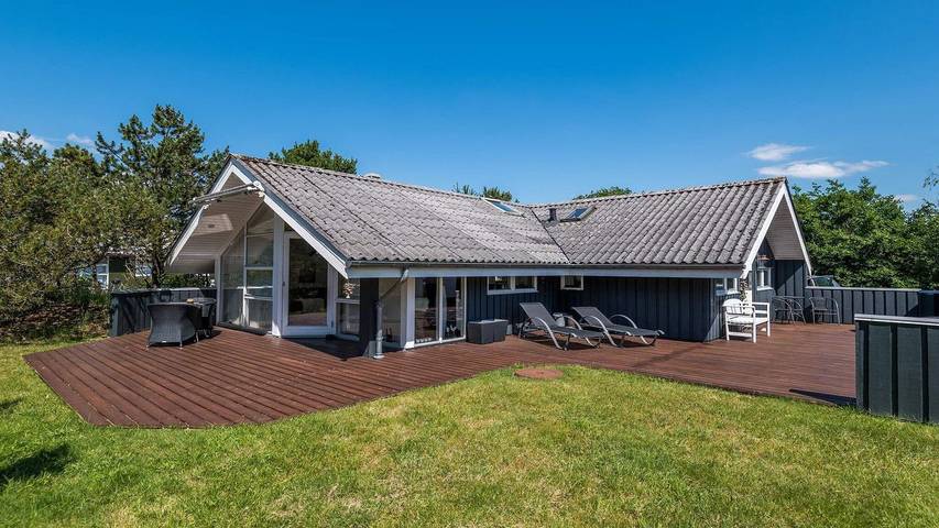 Ferieudlejning for 6 personer, med terrasse ved Vestkysten af Danmark