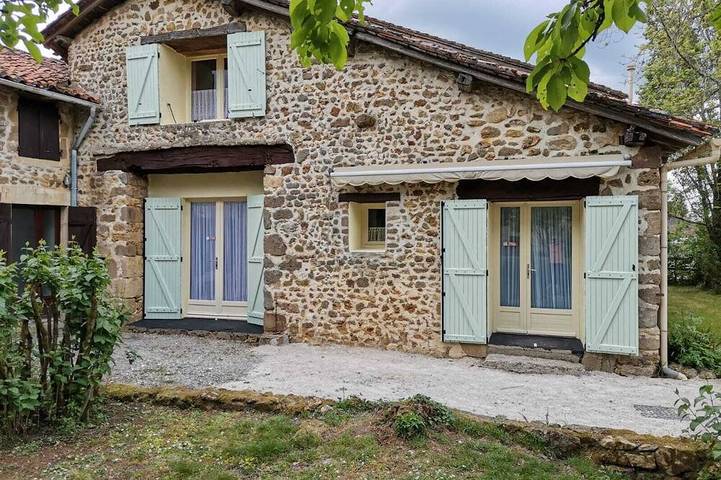 Gîte pour 6 personnes, avec jardin et piscine, animaux acceptés à Suaux
