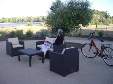 Gîte pour 2 personnes, avec terrasse et vue sur le lac ainsi que vue et jardin à Mansigné
