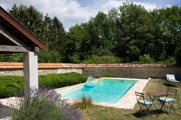Gîte pour 6 personnes, avec jardin ainsi que terrasse et piscine dans l' Aisne