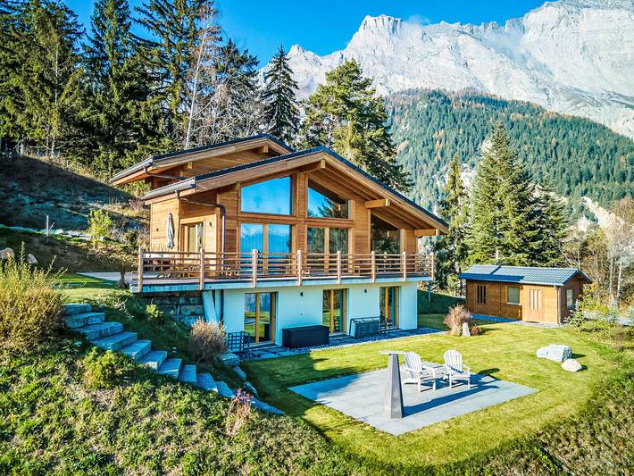 Ferienhaus für 10 Personen, mit Balkon und Terrasse sowie Garten und Ausblick im Wallis