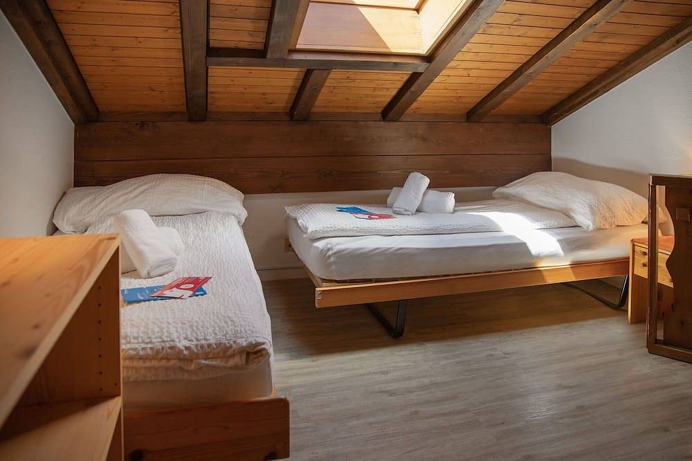 Ganze Wohnung, Herrliche Wohnung für 4 Gäste mit Pool,  W-Lan, Tv, Balkon und Panoramablick in Falera, Flims Laax Falera