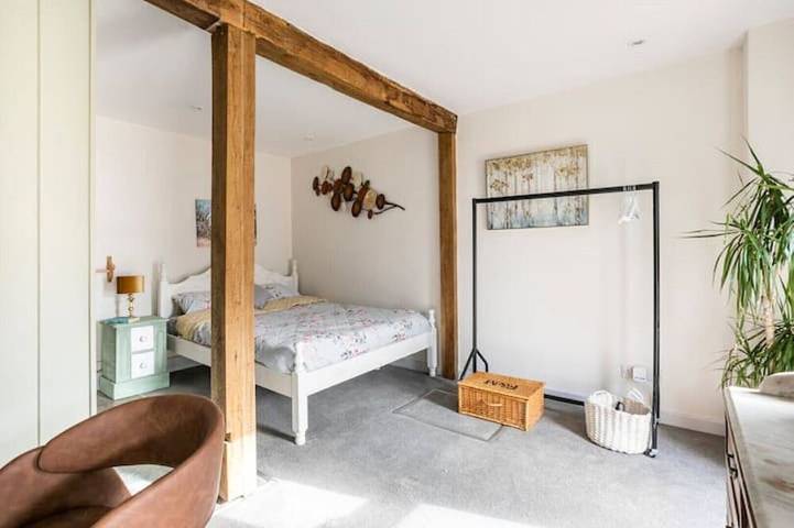 Idyllic 2- Bedroom barn with amazing views in Newenden, Ashford region