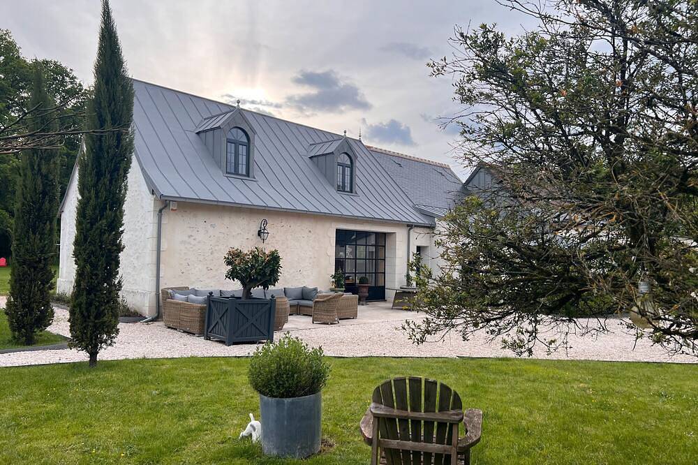Chambre d'hôtes 'Très Belle Suite Familiale' avec piscine partagée, terrasse privée et Wi-Fi in Luynes, Région de Tours