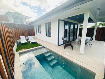 Gîte pour 2 personnes, avec vue ainsi que piscine et jardin dans Faa'a