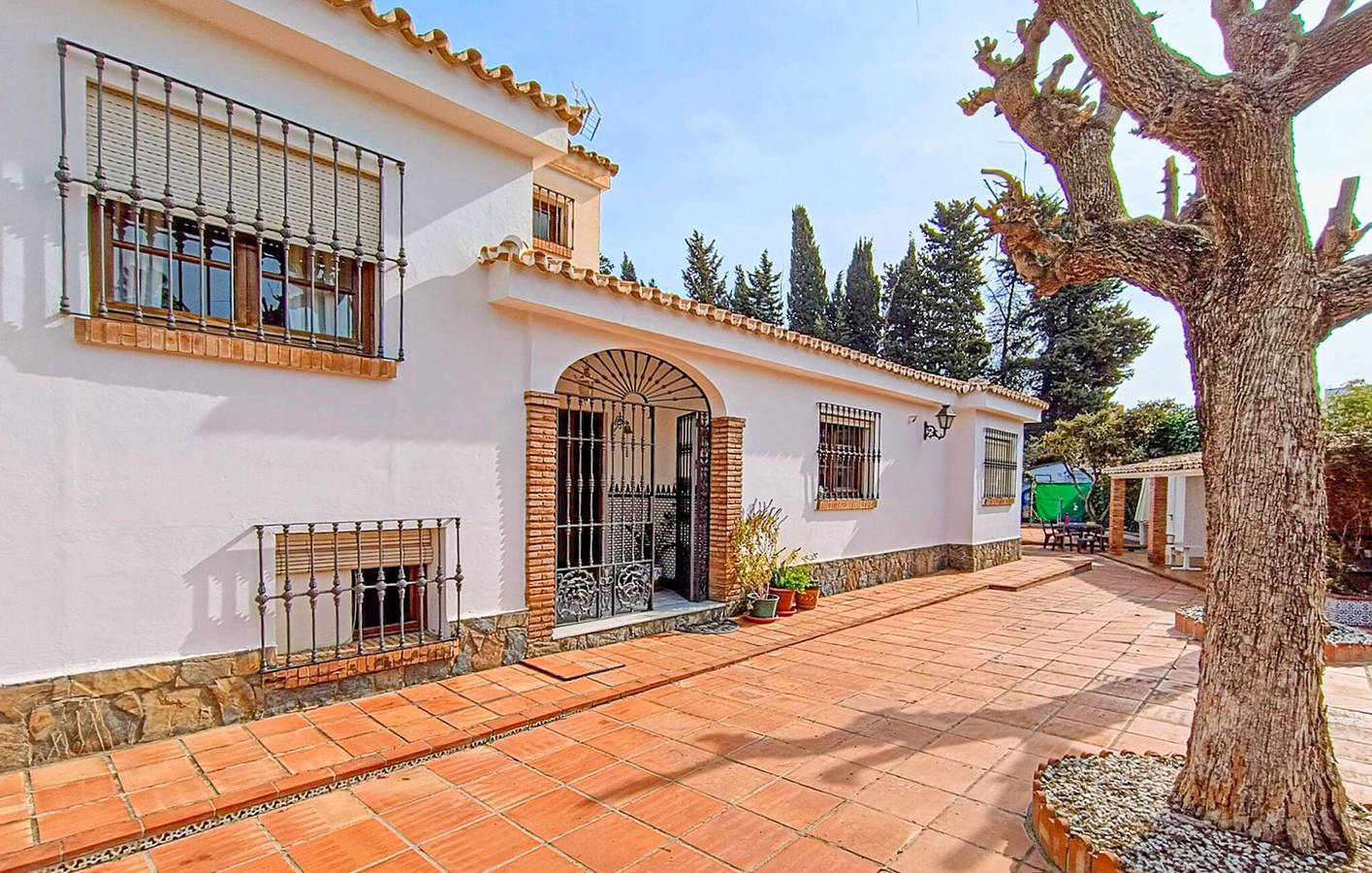 Moderno apartamento de 1 dormitorio con piscina, wifi y terraza cerca de los lugares de interés de Málaga in Churriana, Málaga