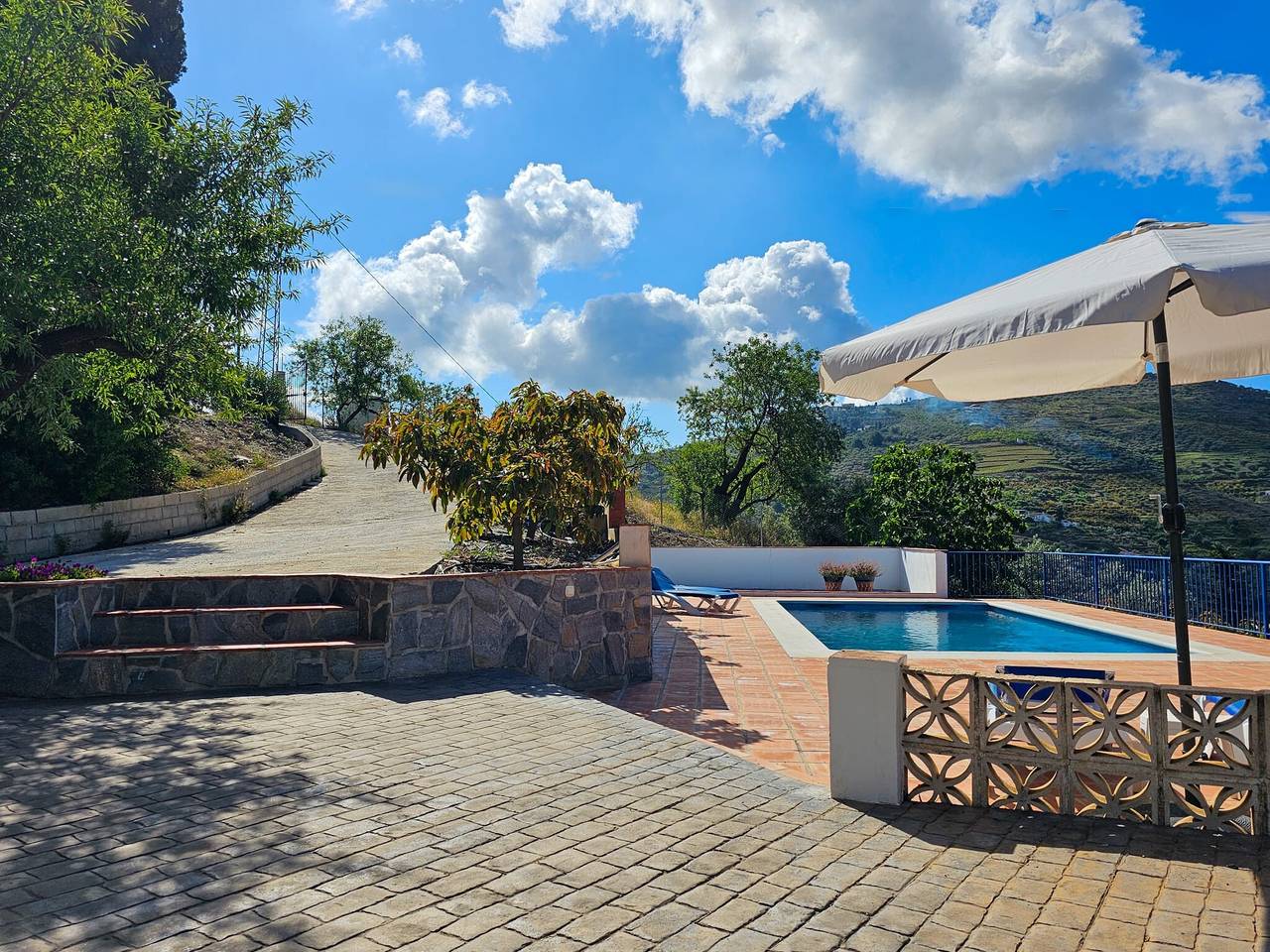 Casa de vacaciones "Cortijo Airen" con piscina, vistas a la montaña y Wi-Fi in Cómpeta, Costa del Sol