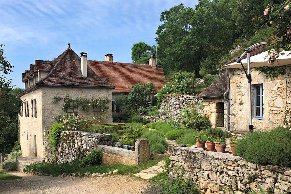 Détente au bord de la piscine avec vue sur la vallée du Célé in Sauliac-sur-Célé, Parc Naturel Régional des Causses du Quercy