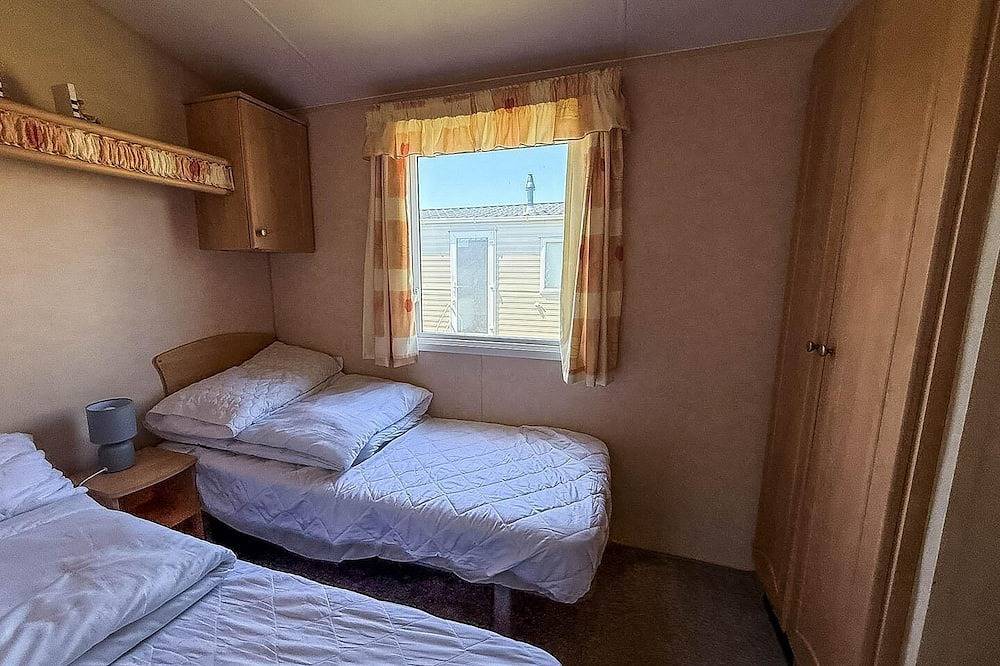 Lovely 6 berth caravan at Naze Marine Holiday Park in Essex in Frinton and Walton, Essex