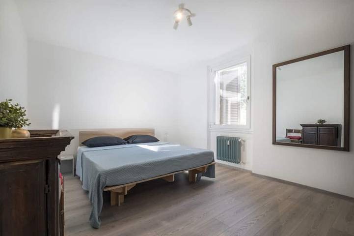 Apartamento entero, Guesthost - Elegant apartment of 65 sqm, for 4 people, located on the third floor of a building with an elevator (Not suitable to disabled guests - 4 steps). The property is located in the heart of Belluno's historic center, in a panoramic position offer in Belluno, Schiara