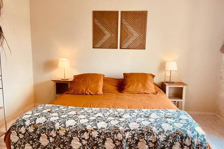 Entire apartment, Apartment overlooking the Quais de Beaucaire in Beaucaire, Nimes region
