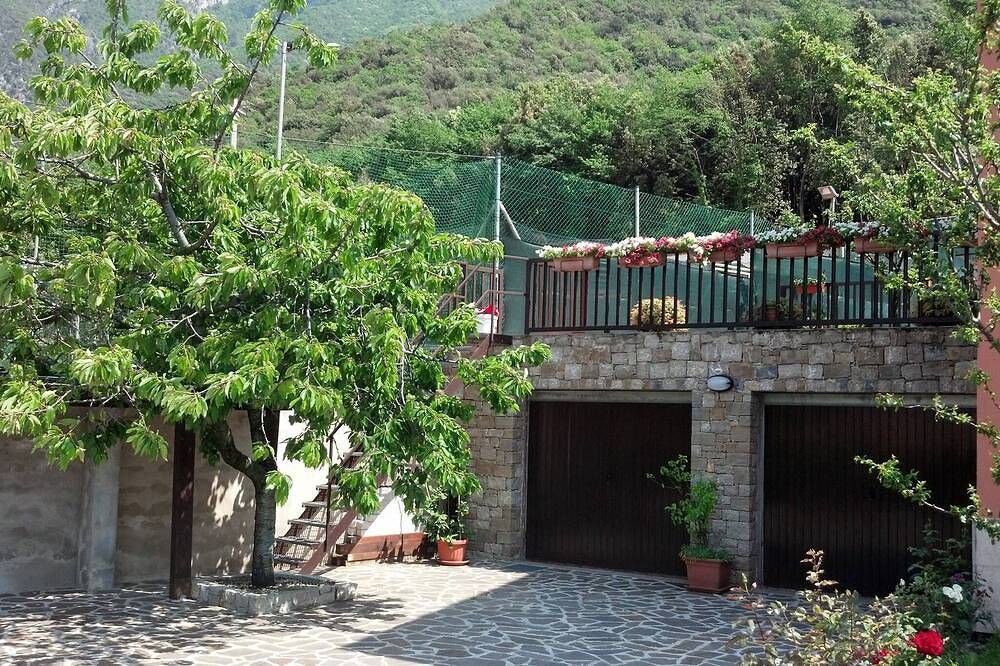 Entire apartment, Morena apartment with garden and terrace overlooking the lake, ideal for relaxation and sports in Malcesine, Garda Mountains