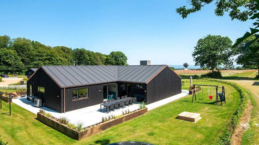 Ferieudlejning for 12 personer, med sauna og have såvel som jacuzzi og terrasse i Haderslev