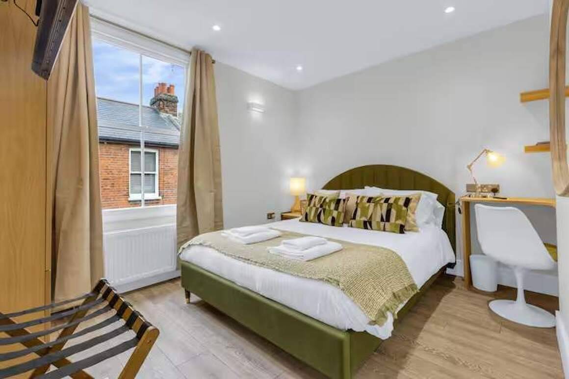 Think Positive House at Canterbury - Pass the Keys in Kent