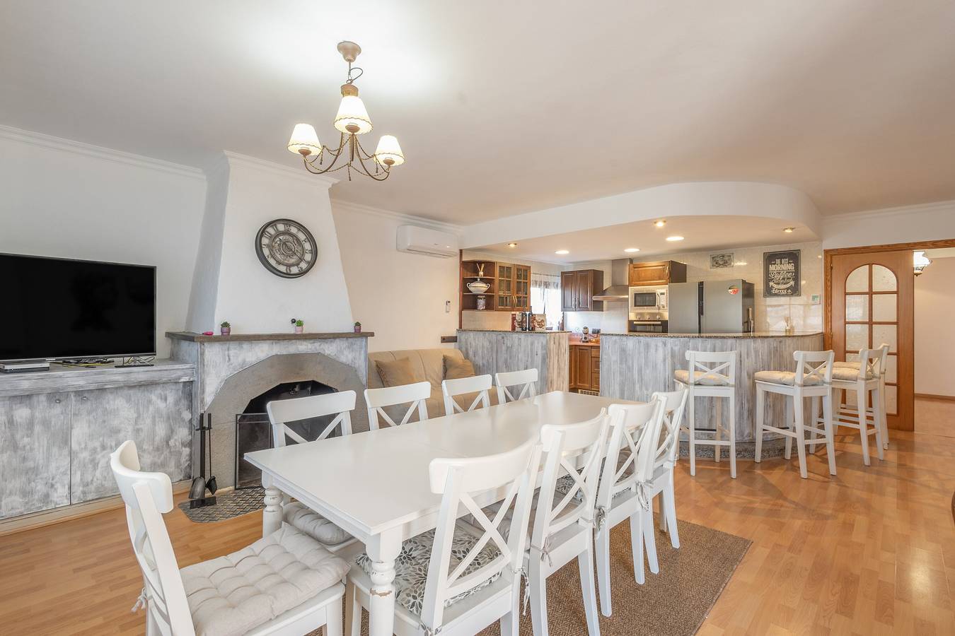 Casa Reina – Villa espaçosa com piscina temática e escorregas aquáticos in Castellnou de Bages, Pla de Bages DO