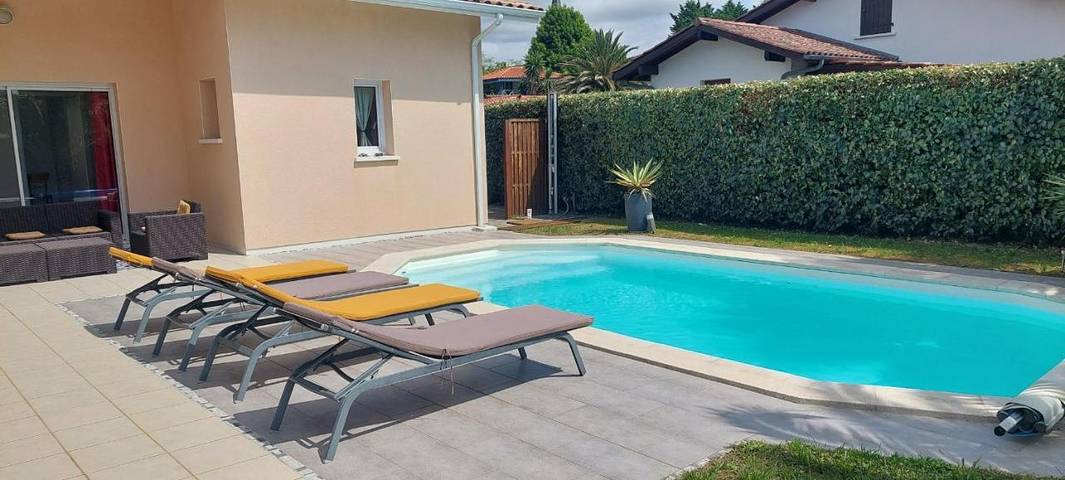 Location de vacances pour 8 personnes, avec vue ainsi que piscine et jardin à Angresse - 2