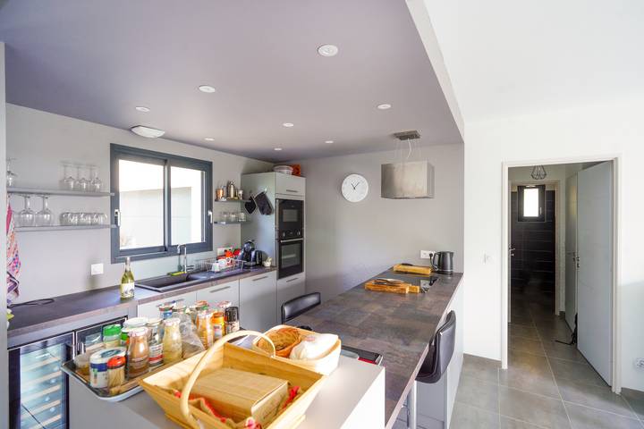 Location de vacances pour 6 personnes, avec terrasse ainsi que jardin et piscine à Vers - 3