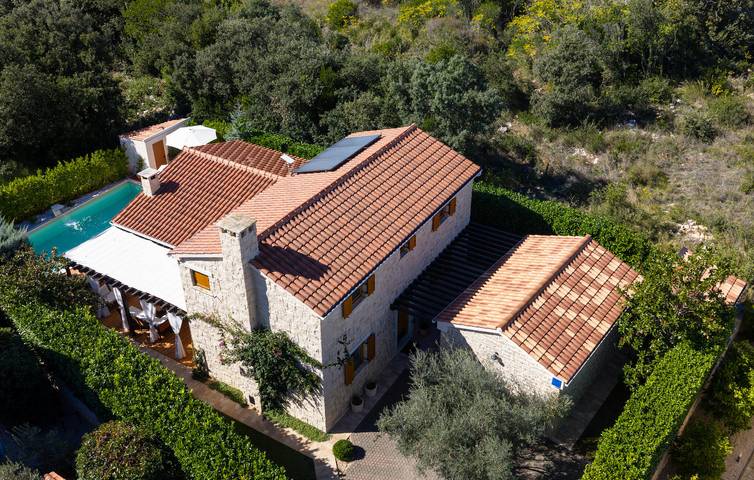 Amplio apartamento de 150 m² con piscina, wifi y a 2 km de la playa in Ugljan, Isla de Ugljan
