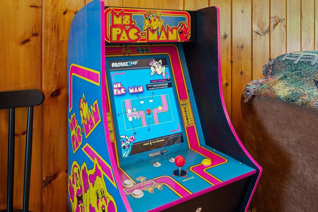 2 Kings > Hot Tub > Location > Pool Table > Arcade > Full Kitchen>Fire Pit 🔥 in Sevierville, Sevier County