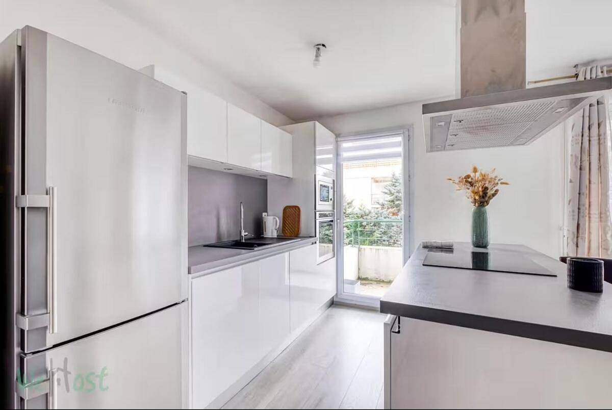 Appartement entier, T2 lumineux 4 pers avec piscine + balcon in Écully, Lyon et ses environs