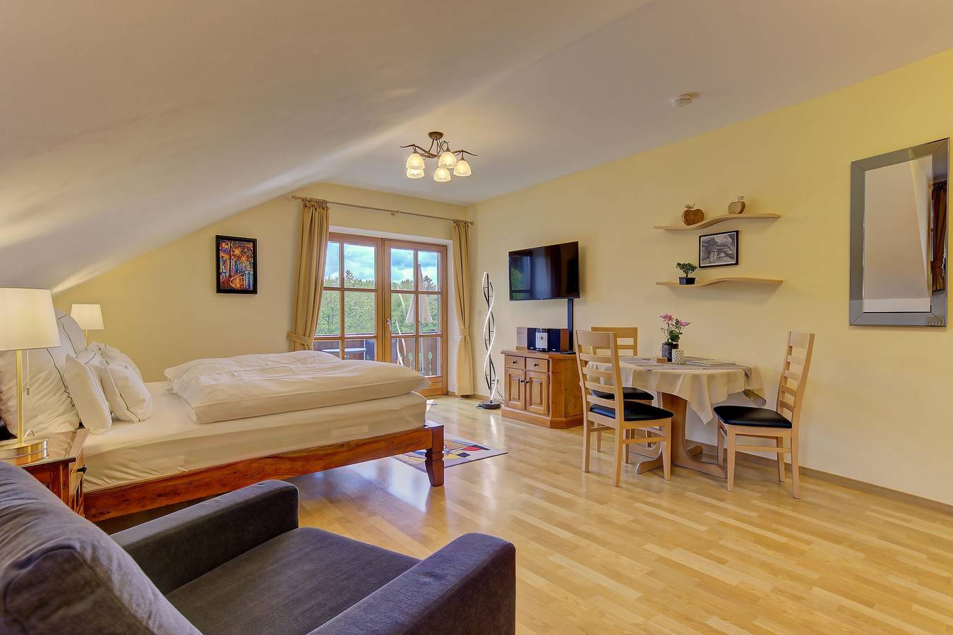 Ganzes Studio, Studio Predigtstuhl mit Morgensonne in Spiegelau, Ostbayern