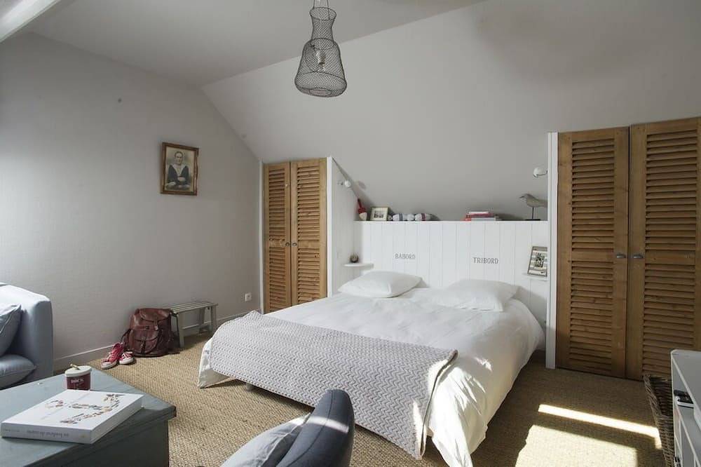 Entire apartment, Charming apartment in a small fishing harbour from Normandy. 2 nights minimum. in Port-en-Bessin-Huppain, Bayeux region