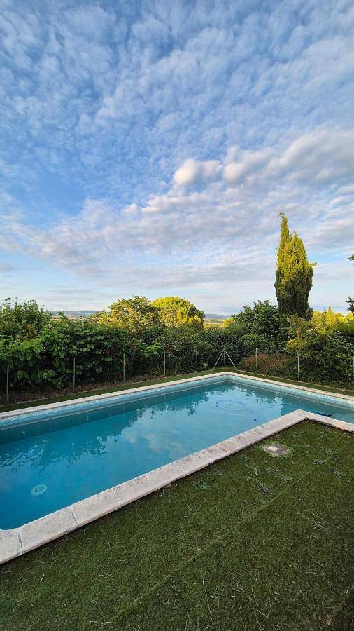 Location de vacances pour 6 personnes, avec Terrasse ainsi que Piscine et Vue à Souilhanels