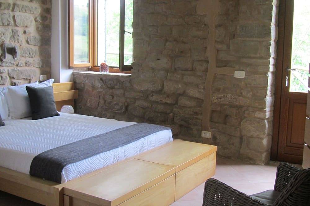 Rural Villa, Large Private Saltwater Pool, Diving Board Mountain & Village View in Gualdo, Monti Sibillini National Park