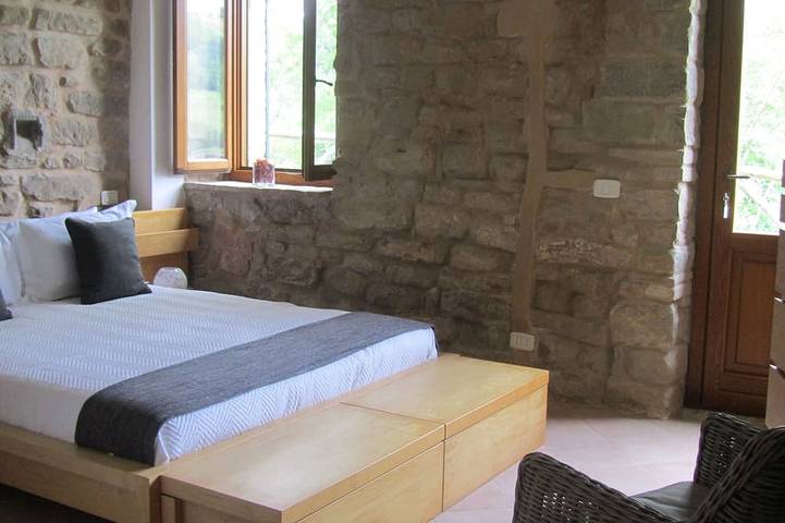 Peaceful Rural Villa, Large Private Pool, Diving Board, Mountain & Village Views in Gualdo, Monti Sibillini National Park