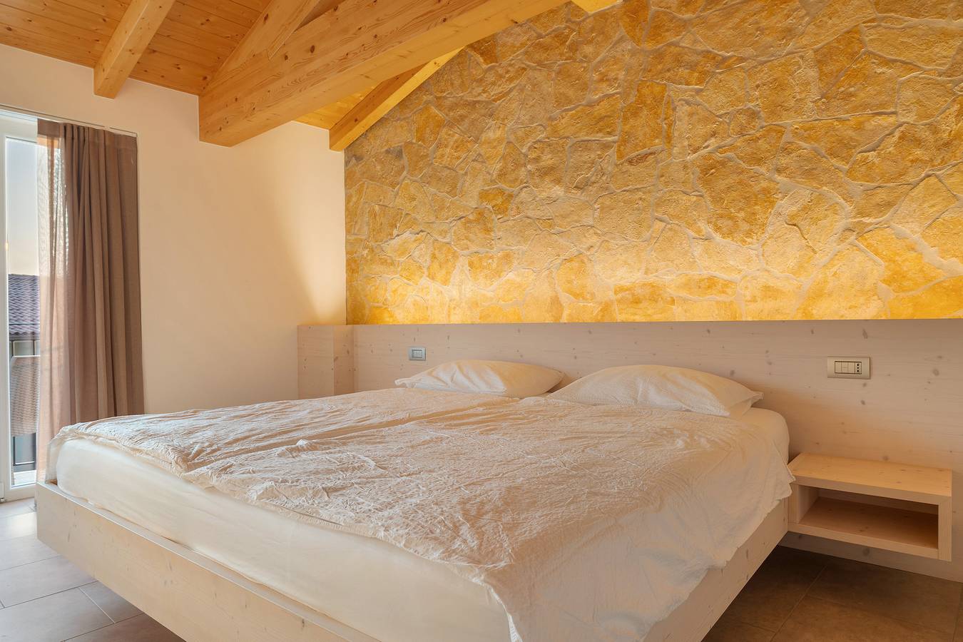 Camera 'Hotel Laguna Depandance Suite 2' con terrazza condivisa, Wi-Fi e aria condizionata in San Zeno di Montagna, Prealpi Gardesane